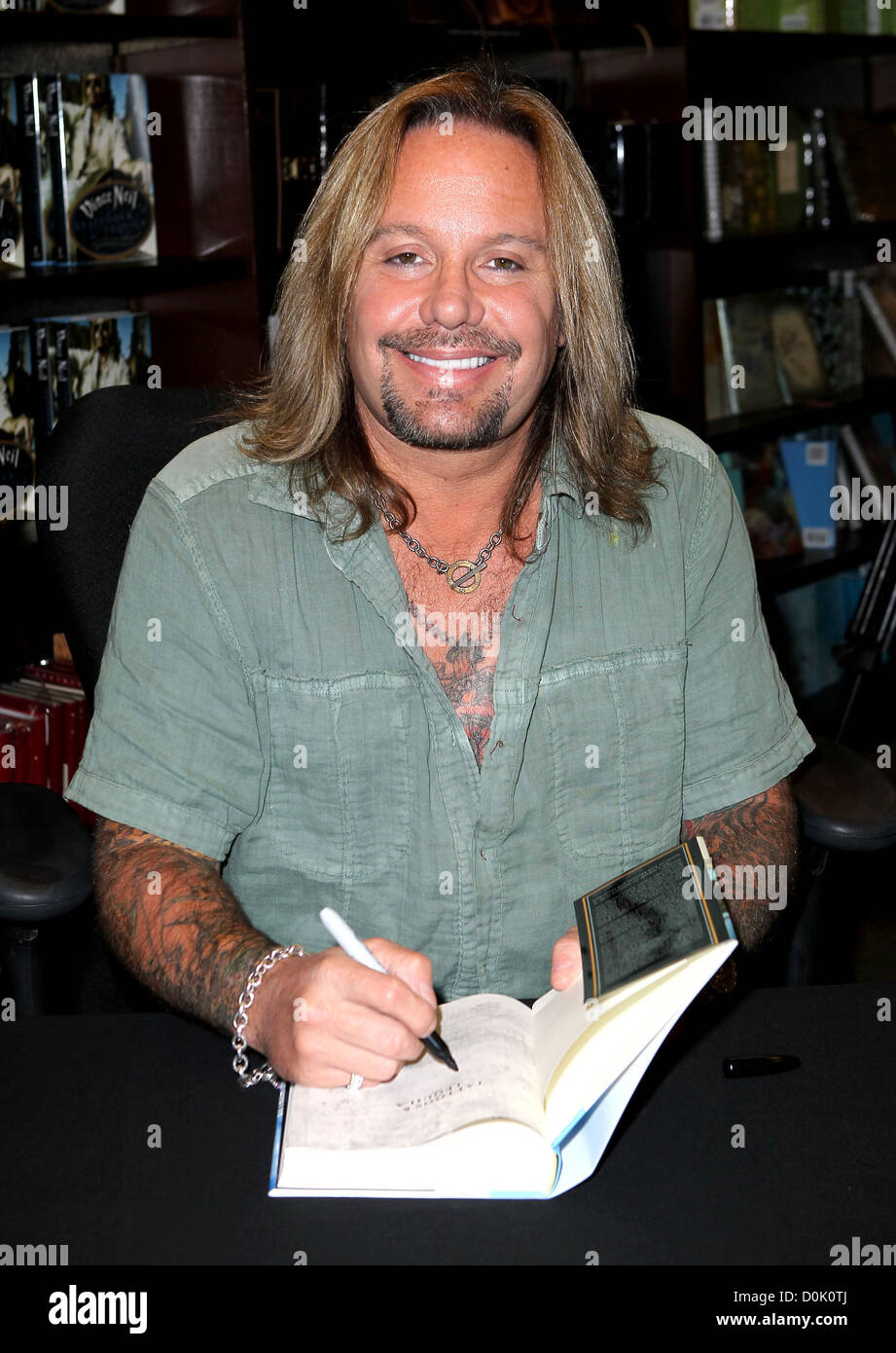 Vince Neil unterschreibt Exemplare seines neuen Buches