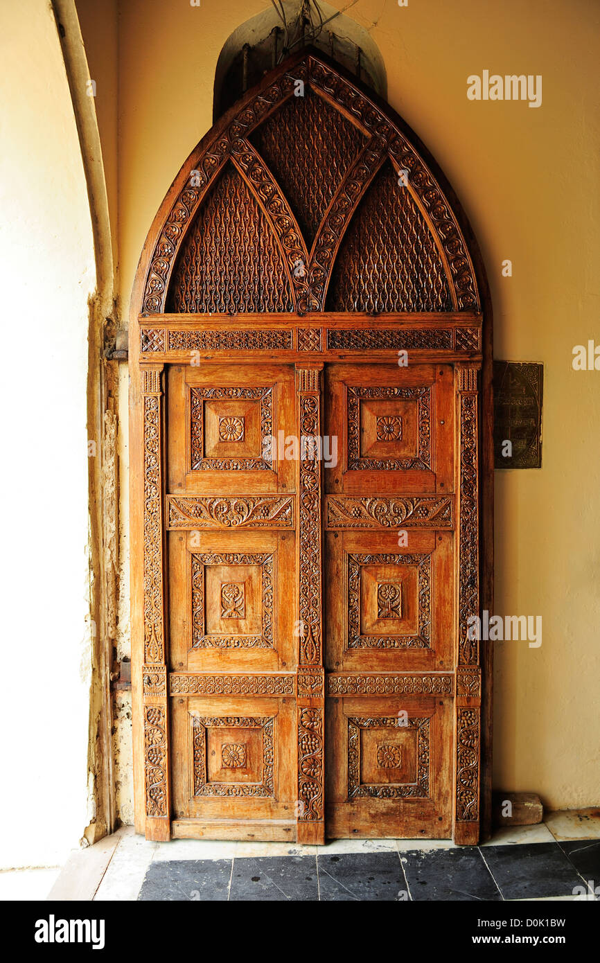 Geschnitzte hölzerne Tür am Eingang zur anglikanischen Kathedrale in Stone Town, Sansibar, Tansania, Ostafrika Stockfoto