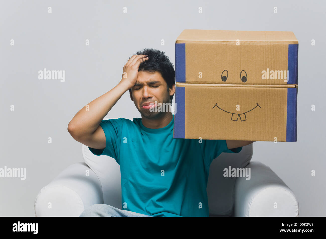 Mann Halt Einen Karton Und Sah Traurig Stockfotografie Alamy