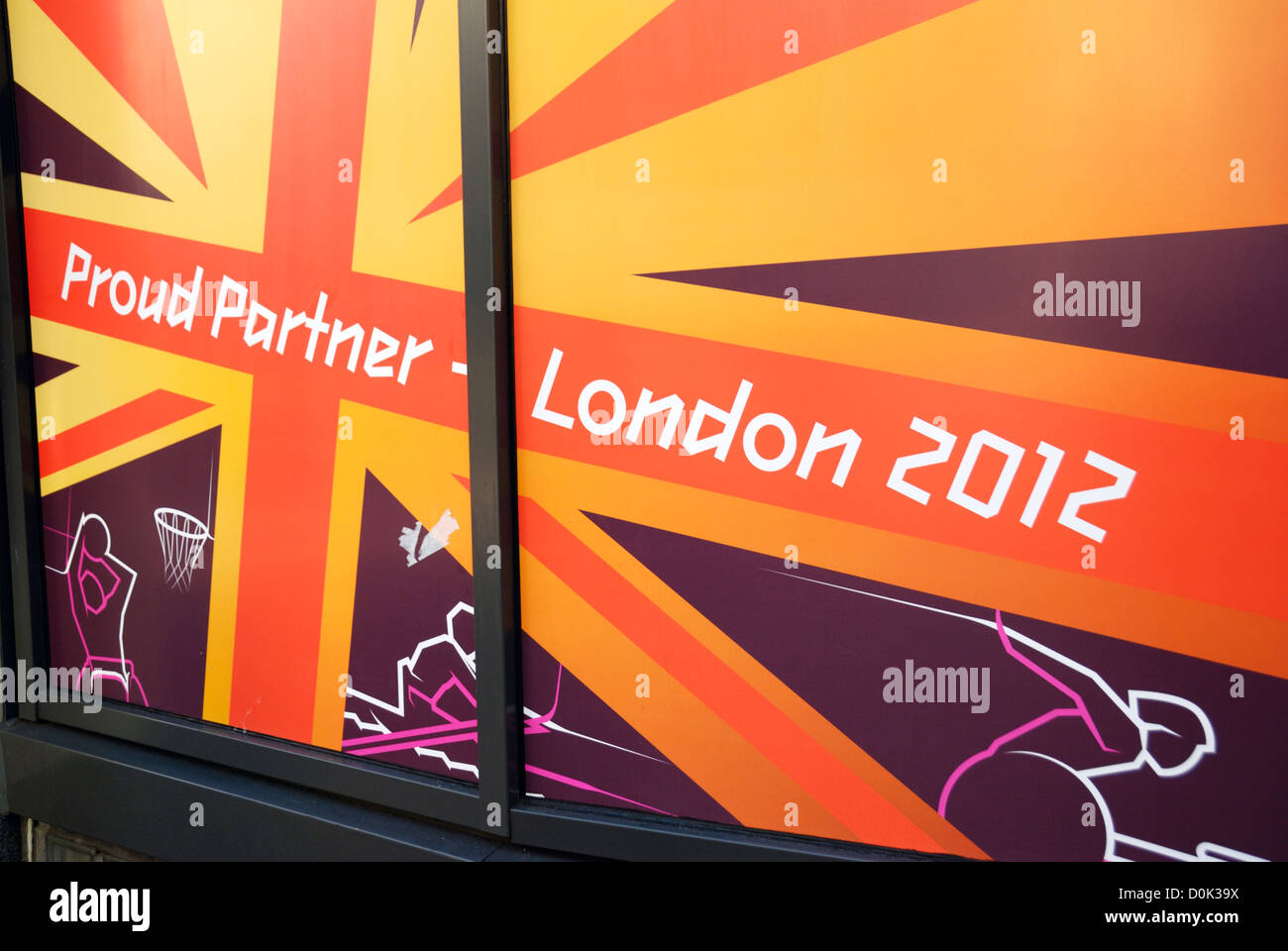 London 2012-Partner-Werbung außerhalb einer Sainsbury Supermarkt. Stockfoto