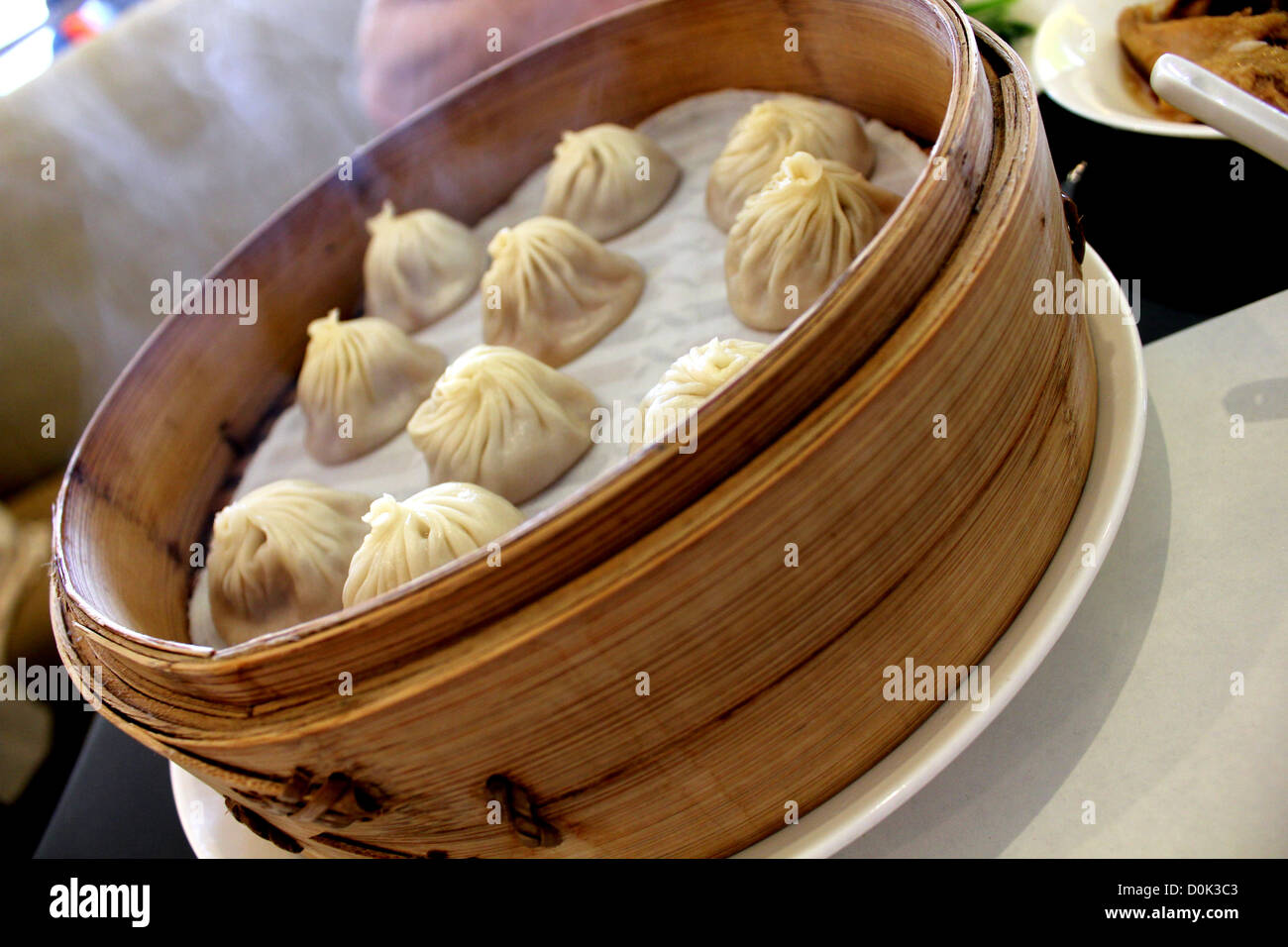 Xiao long Bao Knödel in einem Bambuskorb Stockfoto