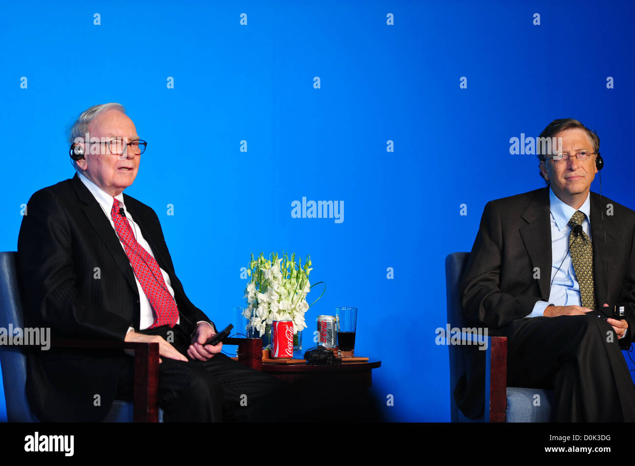 US-Investor und Philanthrop Warren Buffet und Bill Gates starten Zeremonie der chinesische Elektroauto BYD M6 und eine saubere Stockfoto