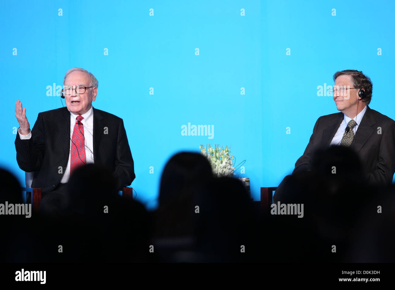 US-Investor und Philanthrop Warren Buffet und Bill Gates starten Zeremonie der chinesische Elektroauto BYD M6 und eine saubere Stockfoto