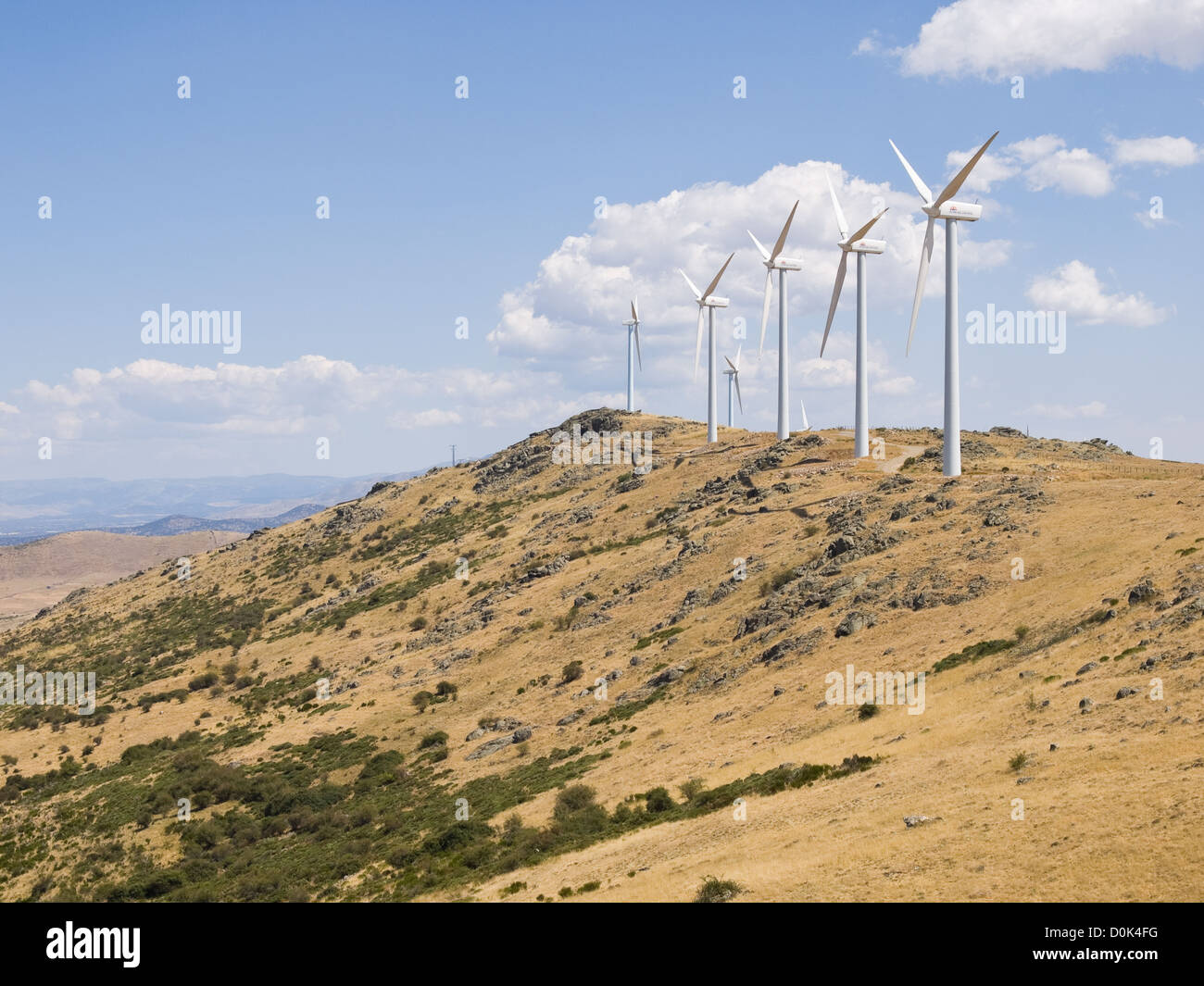 Windmühle Bauernhof Stromerzeuger auf dem Gipfel eines Berges pass in der Provinz Ávila, Spanien Stockfoto