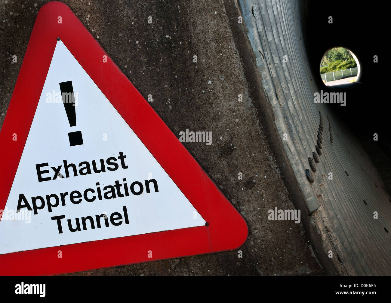 Eine humorvolle Verkehrszeichen außerhalb Straßentunnel auf Rennstrecke Rockingham in Northamptonshire. Stockfoto