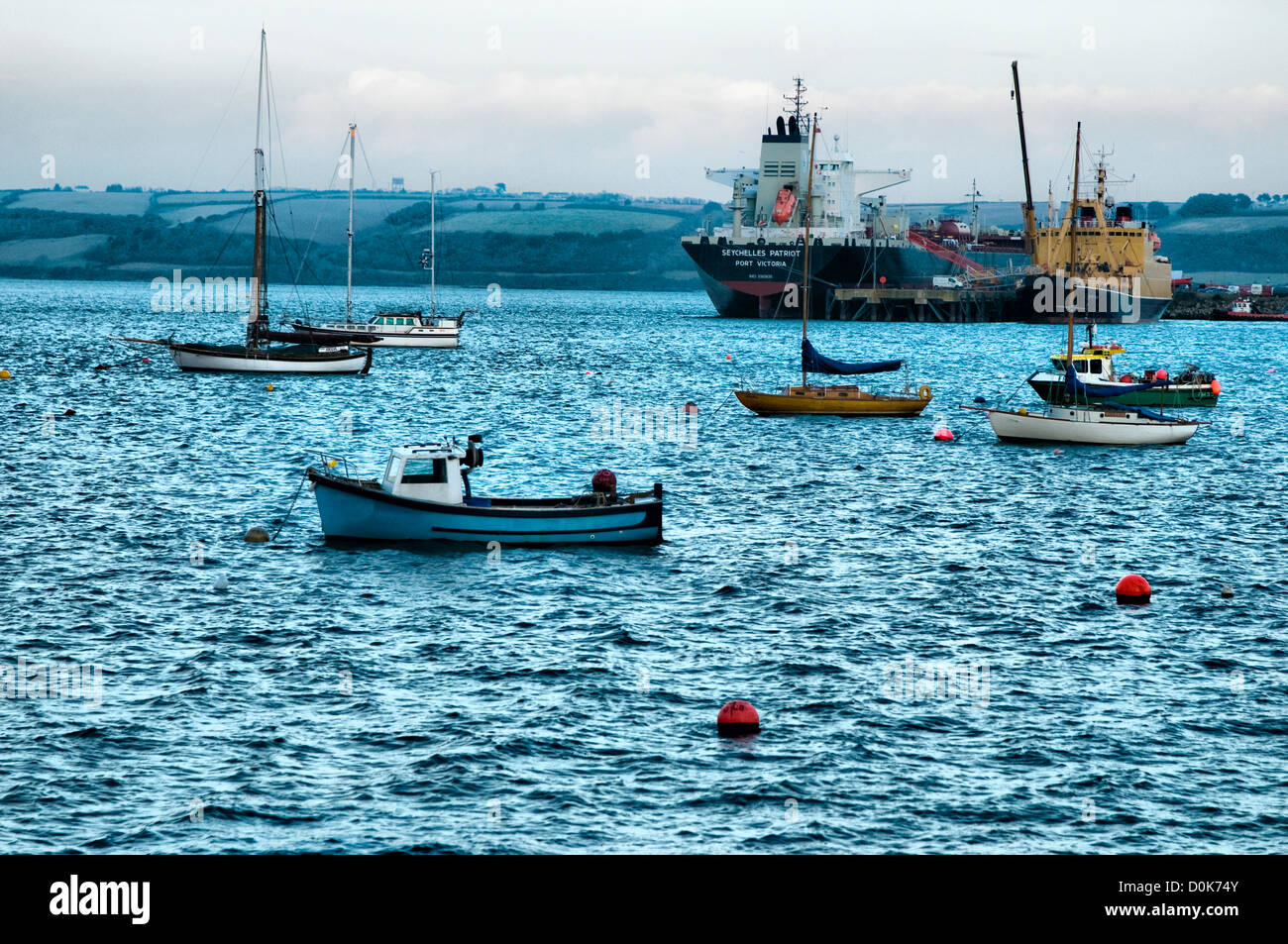 Boote vertäut im Hafen von Falmouth. Stockfoto