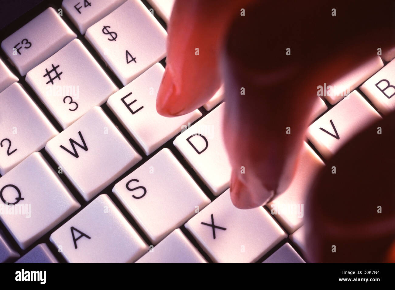 Malte Mannequin Fingern auf einem frühen IBM PC kompatiblen Subnotebook-Computer mit einer QWERTY-Tastatur. Stockfoto