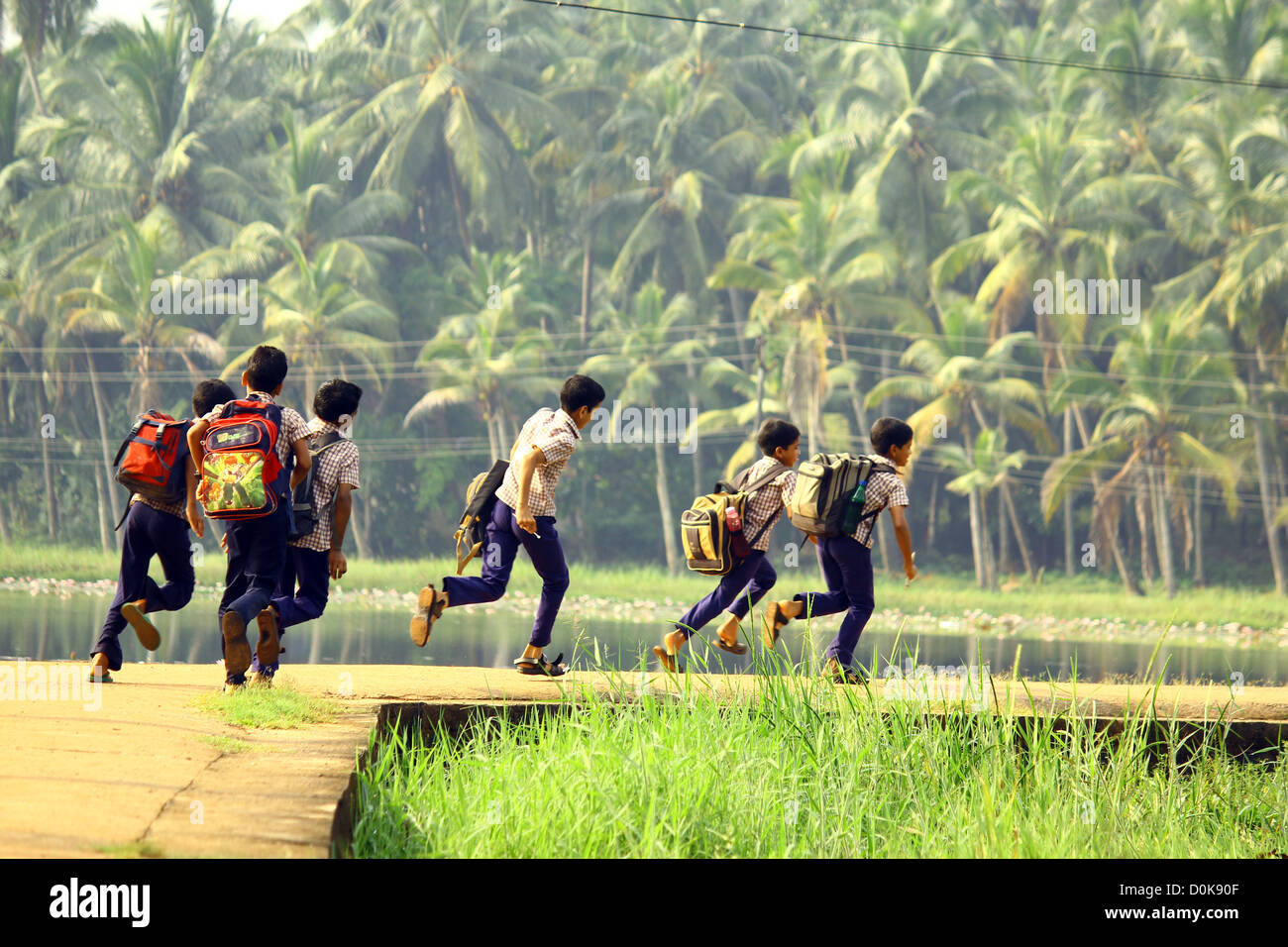 Schülerinnen und Schüler zur Schule im ländlichen Kerala ausgeführt Stockfoto