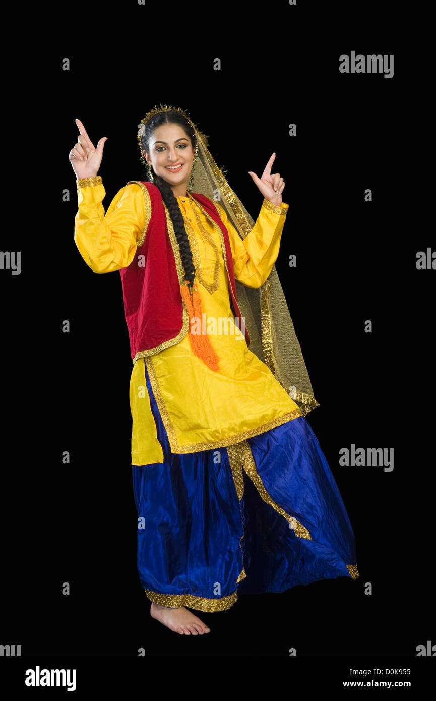 Frau in Tracht Punjabi, tanzen Stockfoto