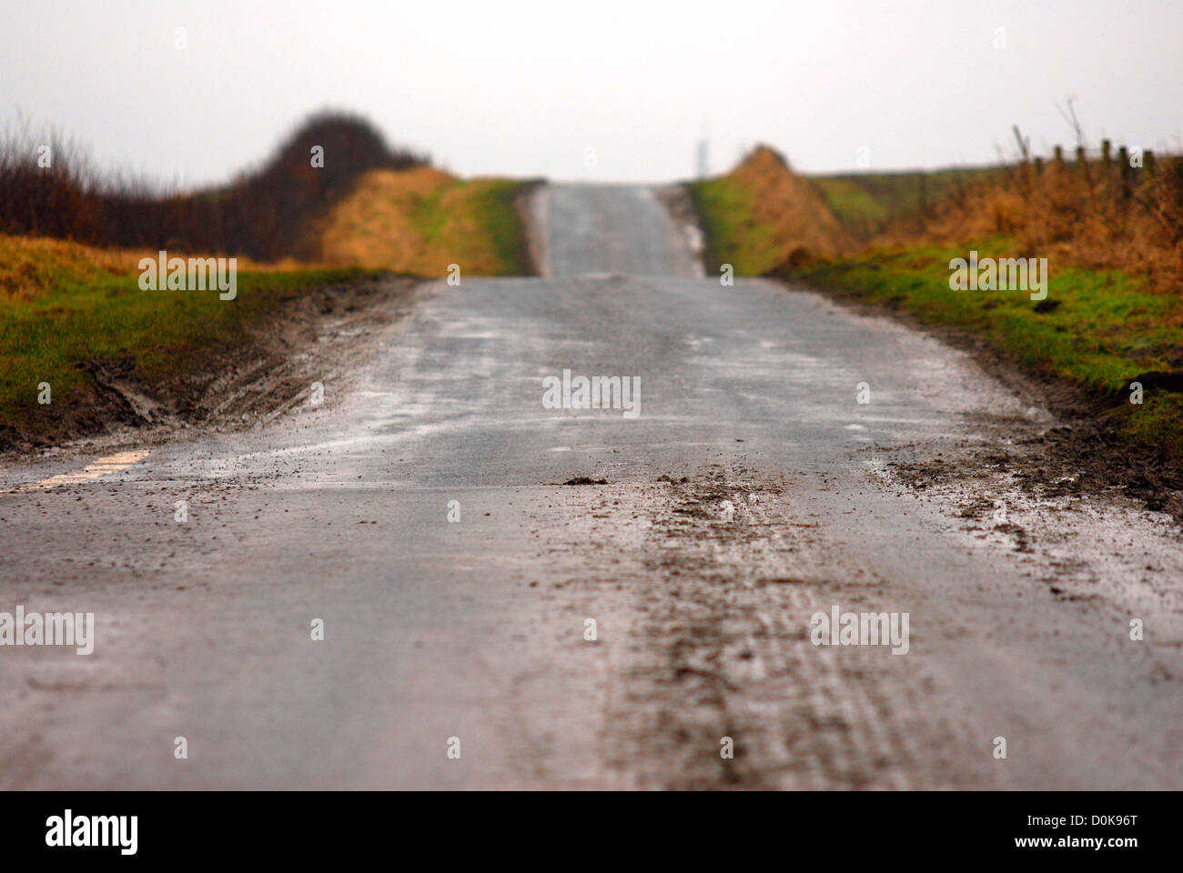 Eine schlammige Straße durch die Yorkshire Moors. Stockfoto