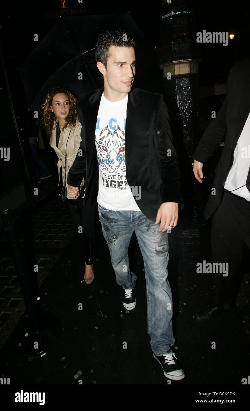 Fußballer Robin van Persie von Arsenal und seine Frau Bouchra verlassen Whisky Nebel Nachtclub. London England Stockfoto