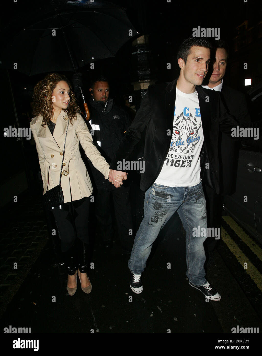 Fußballer Robin van Persie von Arsenal und seine Frau Bouchra verlassen Whisky Nebel Nachtclub. London, England - 05.10.10 Stockfoto
