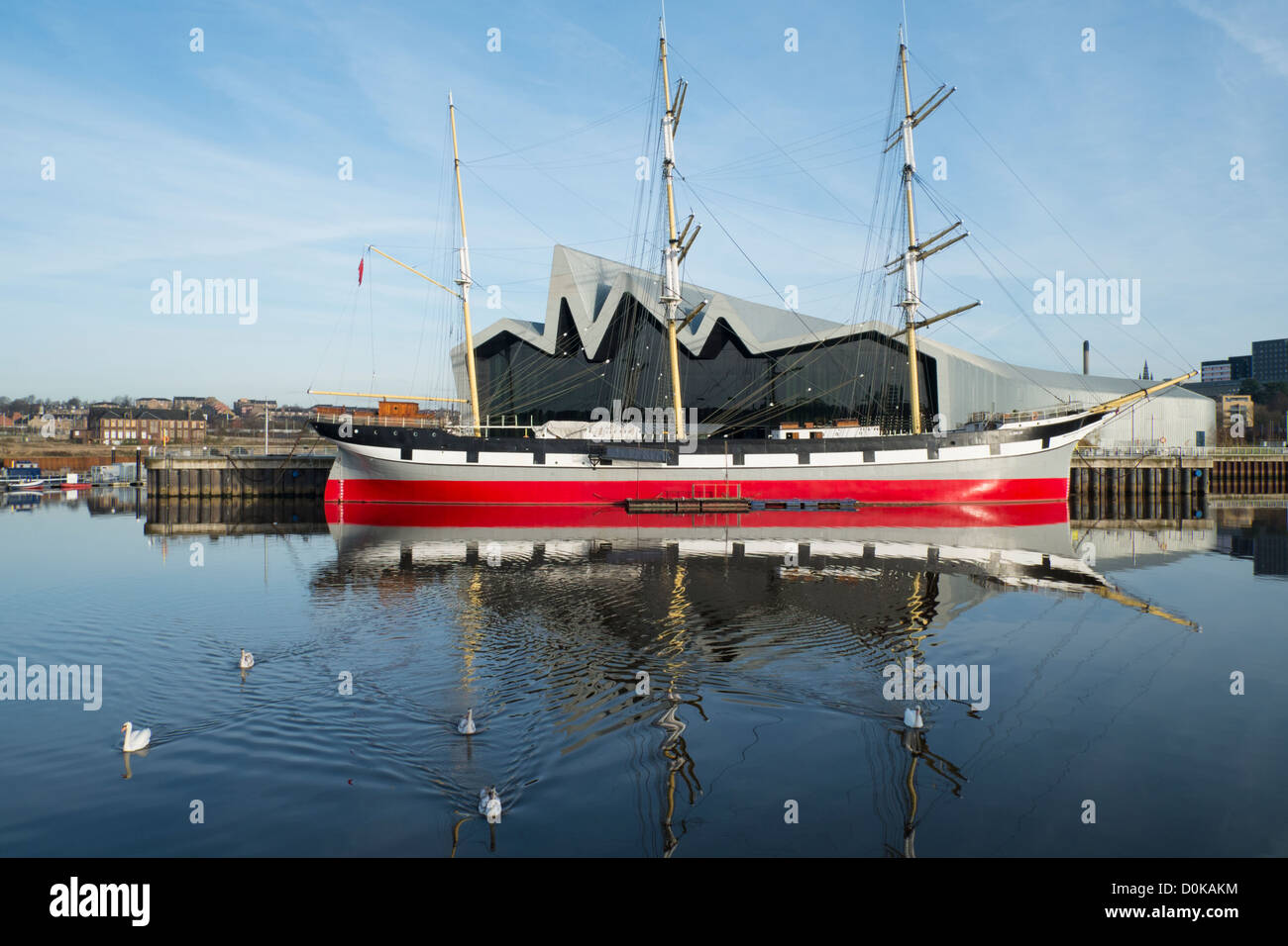 Blick auf neue Riverside Museum für Verkehr und Schiff Glenlee in Glasgow Schottland britische Architektin Zaha Hadid Stockfoto