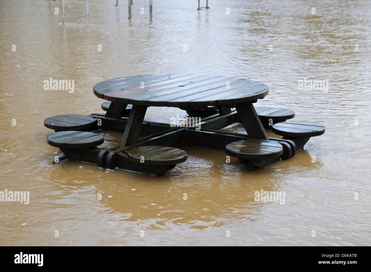 Starker Regen brachte Überschwemmungen in vielen Teilen des Vereinigten Königreichs mit North Yorkshire wird besonders schwer getroffen.  Dieses Bild zeigt einen am Fluss Picknick-Tisch, teilweise eingetaucht in Fluten von Cod Beck, die seine Ufer geplatzt ist, fließt es durch die Marktgemeinde Thirsk, North Yorkshire am 27. November 2012. Stockfoto