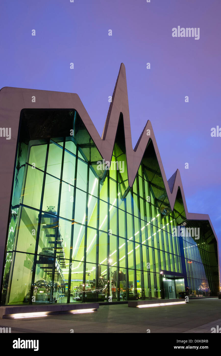 Abenddämmerung Blick auf neue Riverside Verkehrshaus der Schweiz in Glasgow Schottland britische Architektin Zaha Hadid Stockfoto