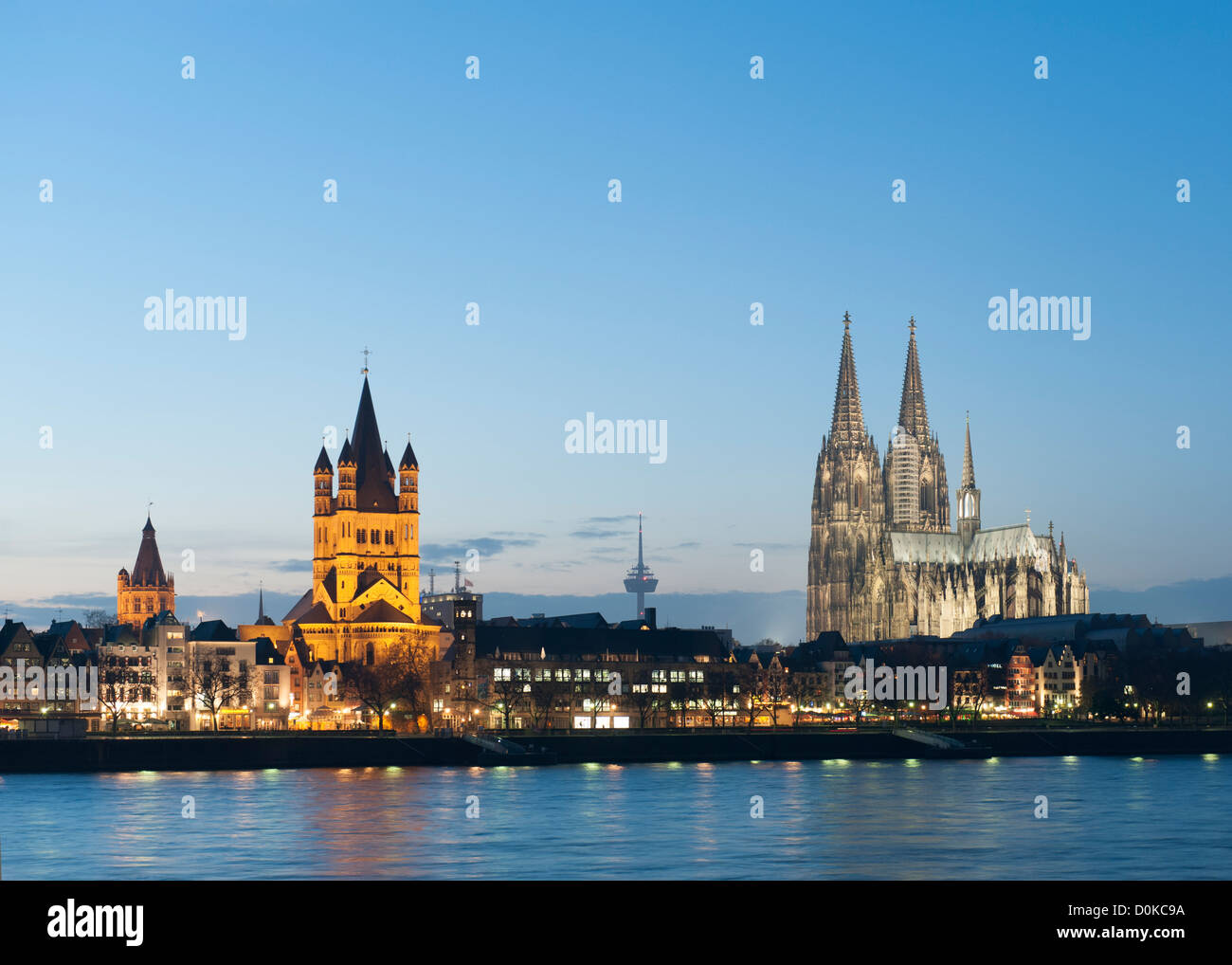 Skyline von Köln in der Abenddämmerung mit Kathedrale auf der rechten Seite und Rhein Stockfoto