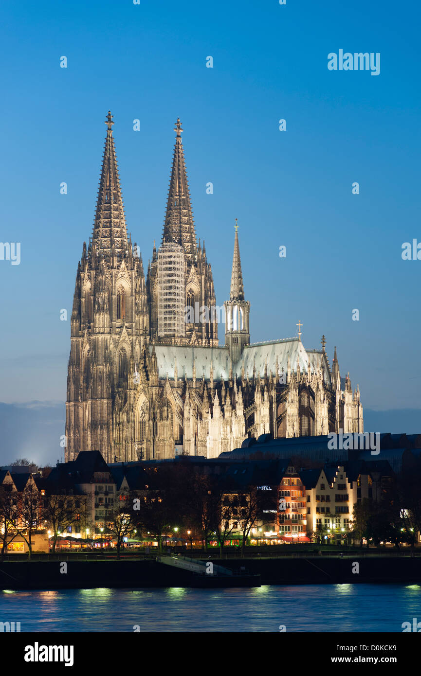 Nachtansicht des Kölner Doms mit Flutlicht in Deutschland Stockfoto