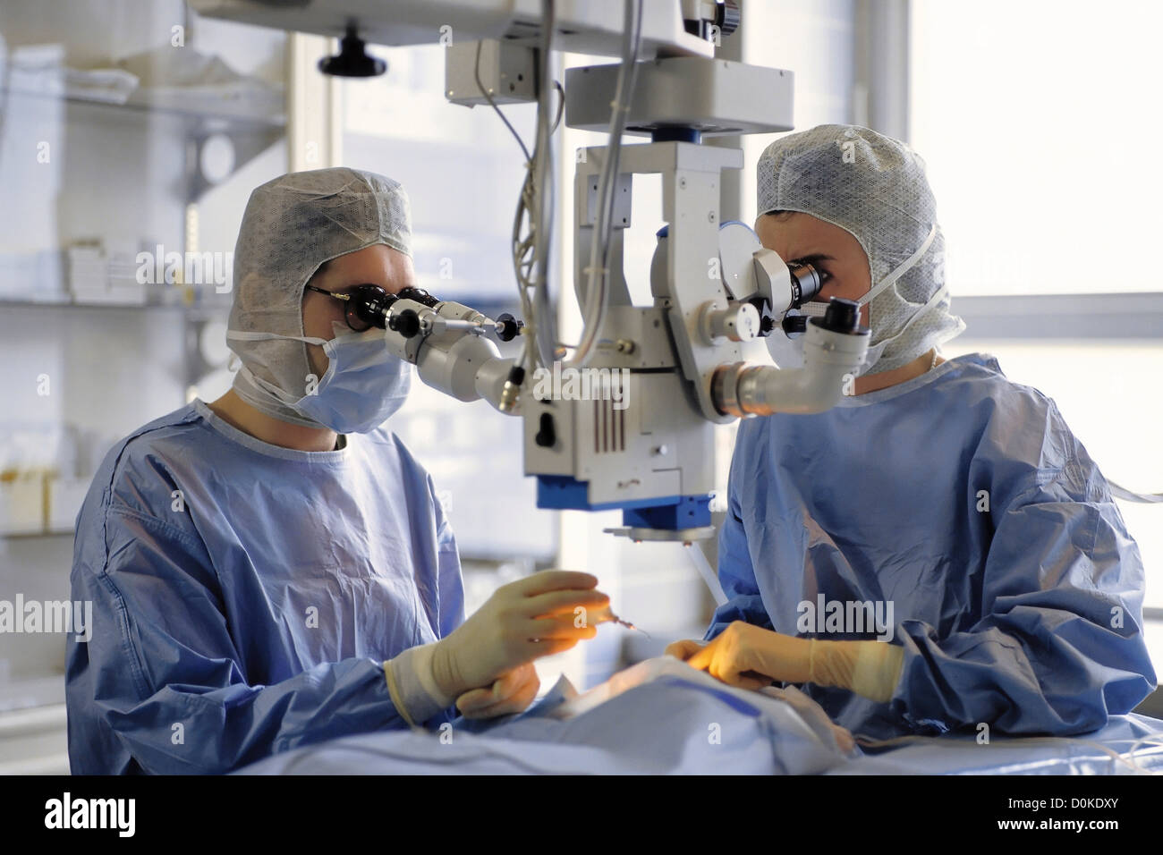 Mikrochirurgie des Auges Stockfoto