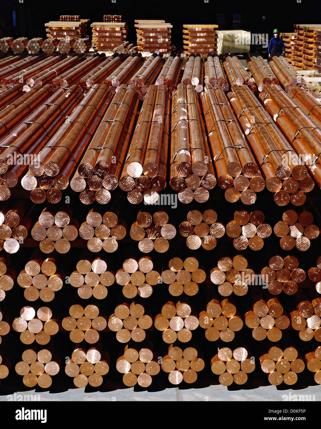 Kupferstangen bereit für die industrielle Weiterverarbeitung. Stockfoto