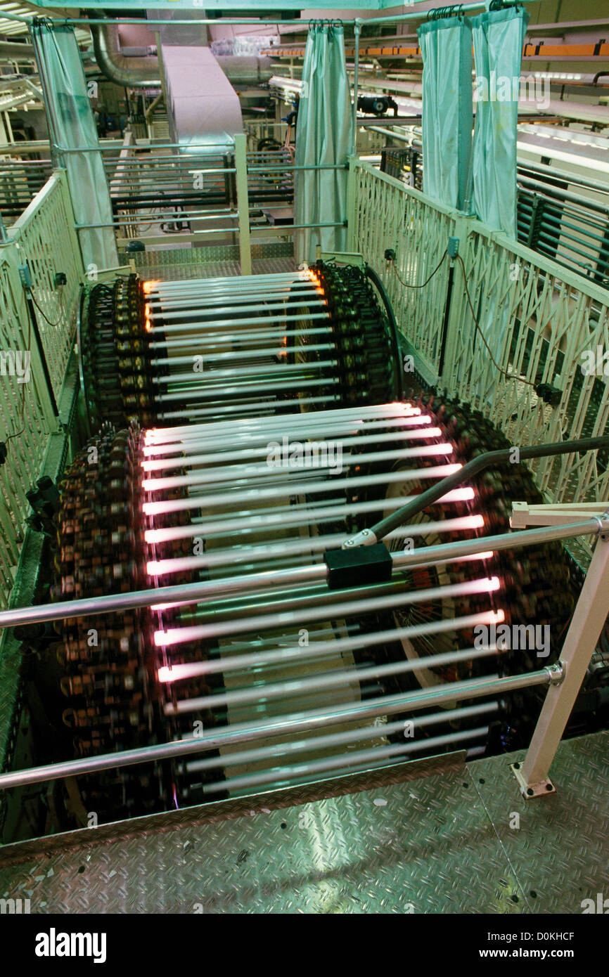 Herstellung von Leuchtstoffröhren in einem Siemens-Osram-Werk in Deutschland. Stockfoto