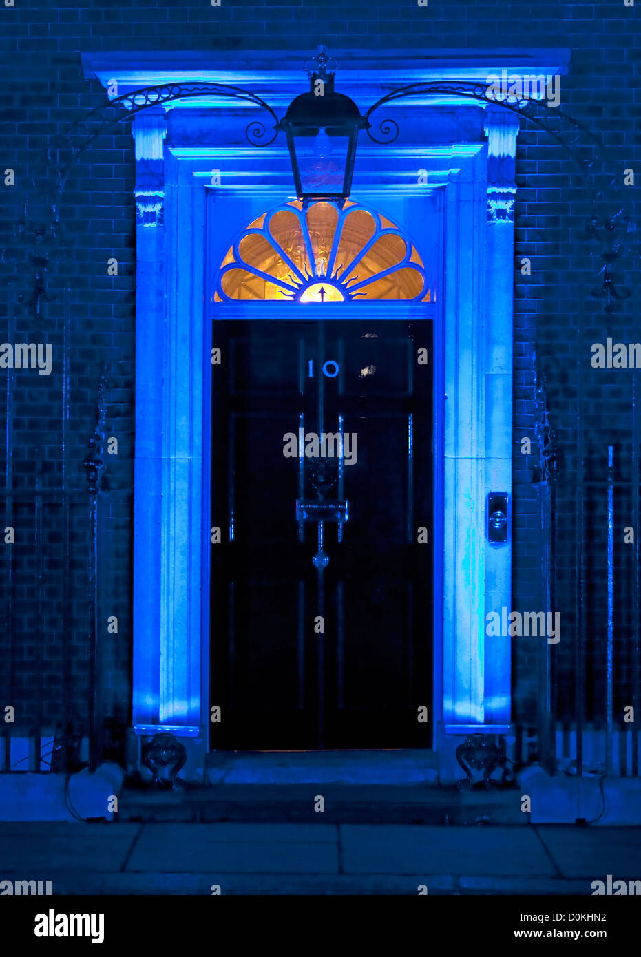 14.11.2012. London, Vereinigtes Königreich Downing Street heute Morgen (14.11.2012), beleuchtet in blau, für den Welt-Diabetes-Tag. Stockfoto