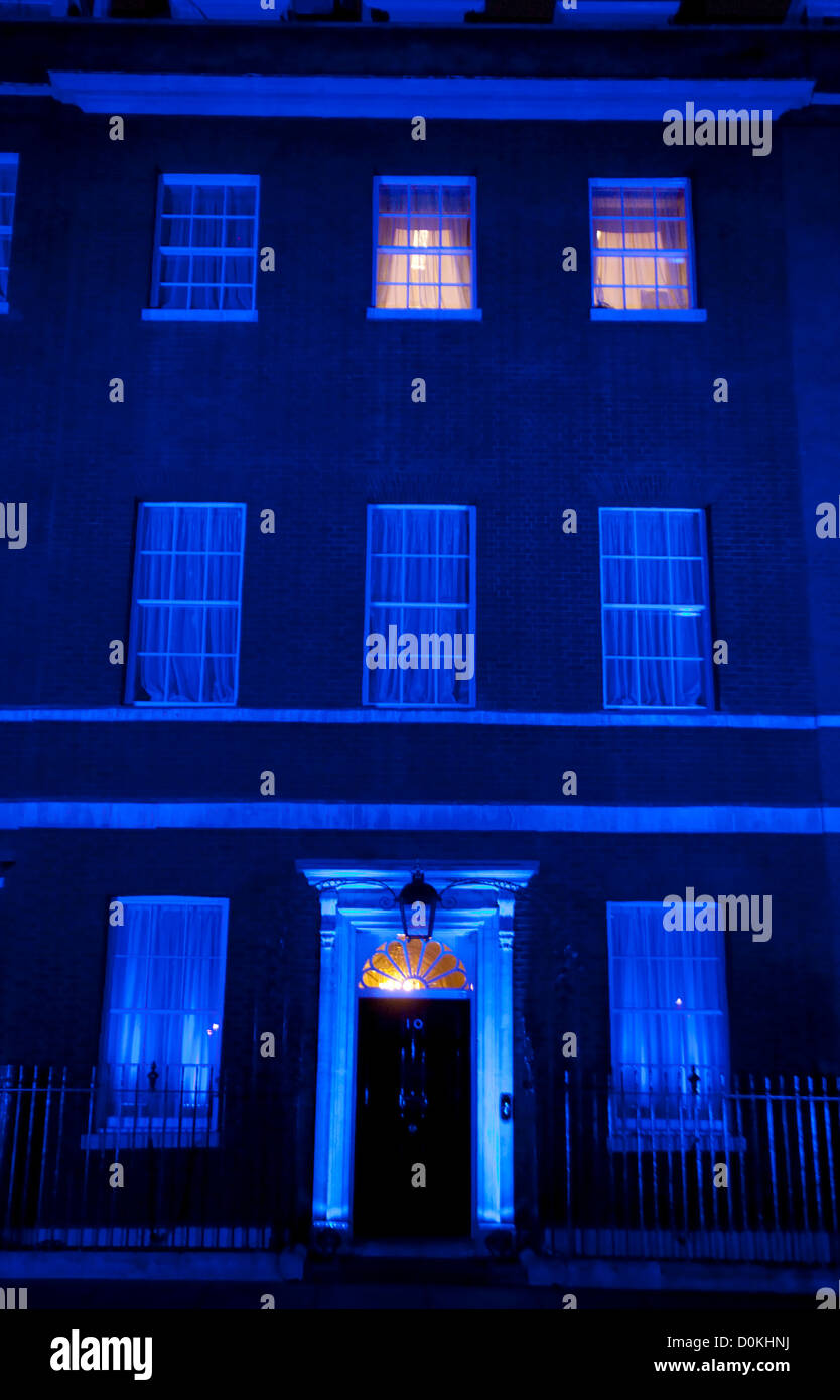 14.11.2012. London, Vereinigtes Königreich Downing Street heute Morgen (14.11.2012), beleuchtet in blau, für den Welt-Diabetes-Tag. Stockfoto