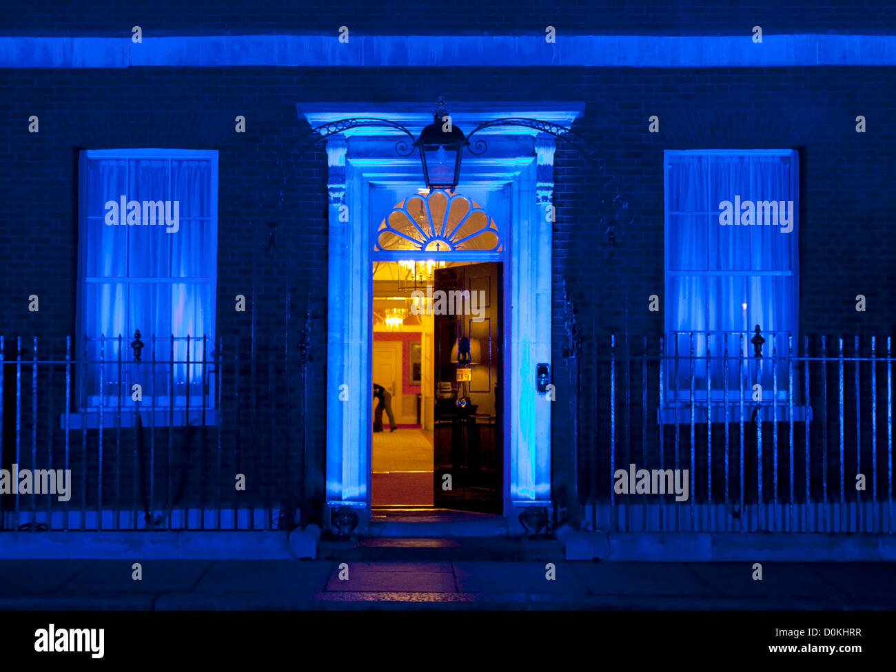 14.11.2012. London, Vereinigtes Königreich Downing Street heute Morgen (14.11.2012), beleuchtet in blau, für den Welt-Diabetes-Tag. Stockfoto