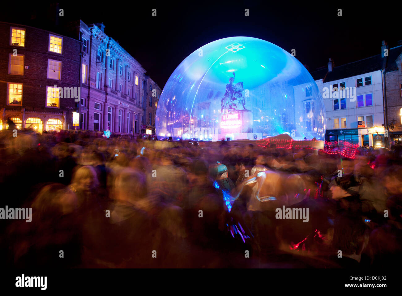 Menschen versammeln sich um ich liebe Durham Snow-Dome in Durham Lumiere Festival 2011. Stockfoto