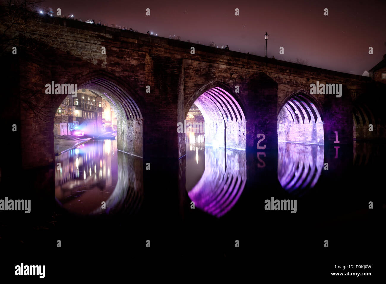 Leute von hinten angestrahlt kotiert der Klasse Elvet Bridge. Stockfoto