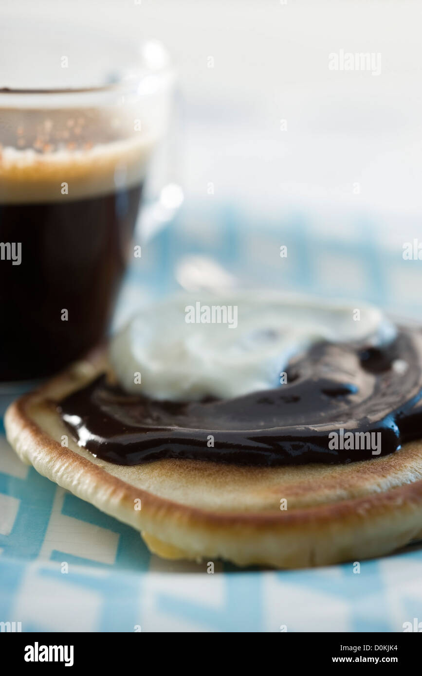 Pfannkuchen mit Schokoladensauce Stockfoto