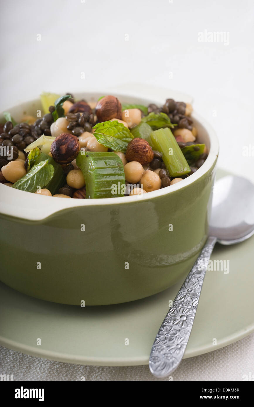 Kichererbsen und Linsen mit Haselnüssen Stockfoto
