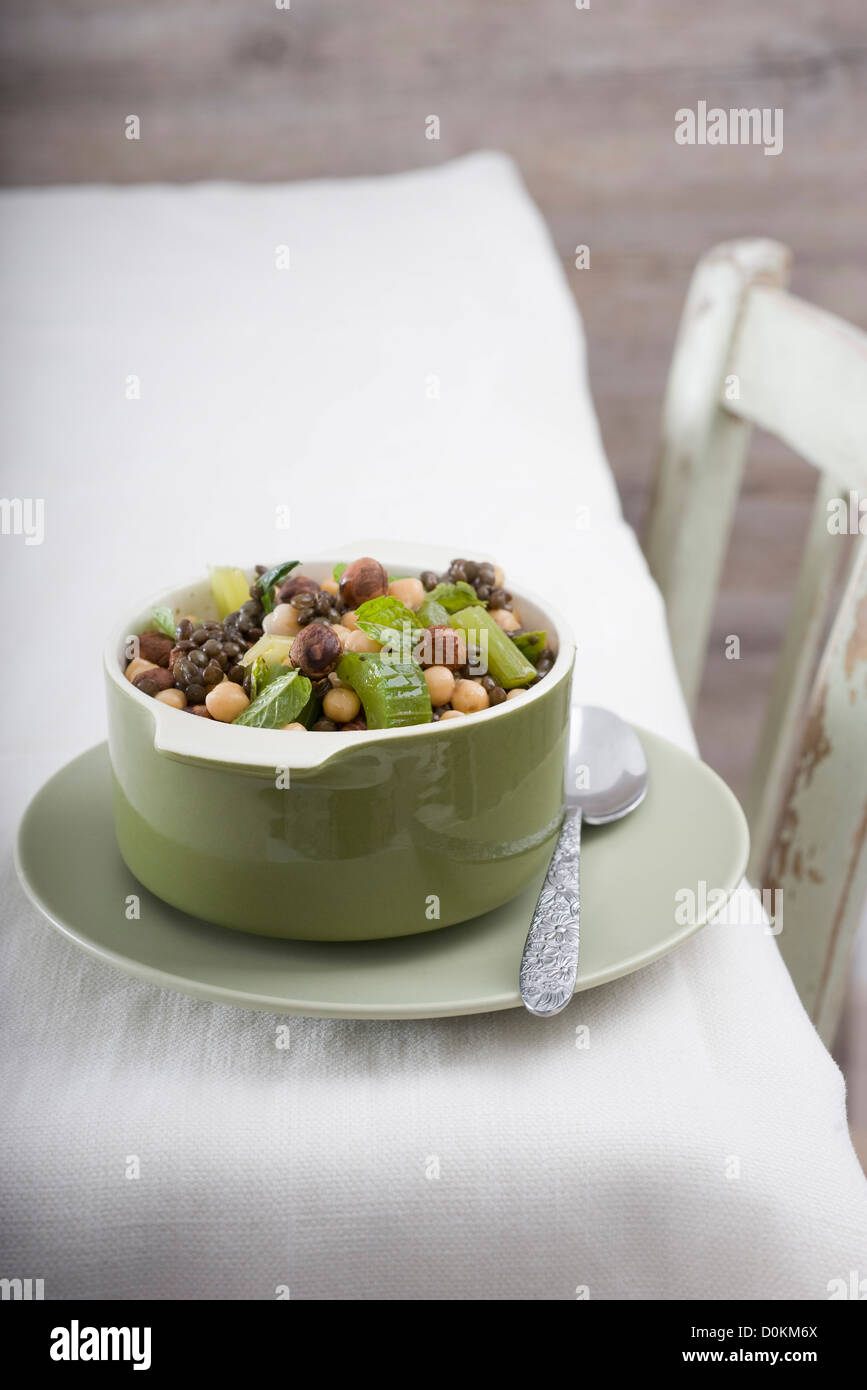 Kichererbsen und Linsen mit Haselnüssen Stockfoto