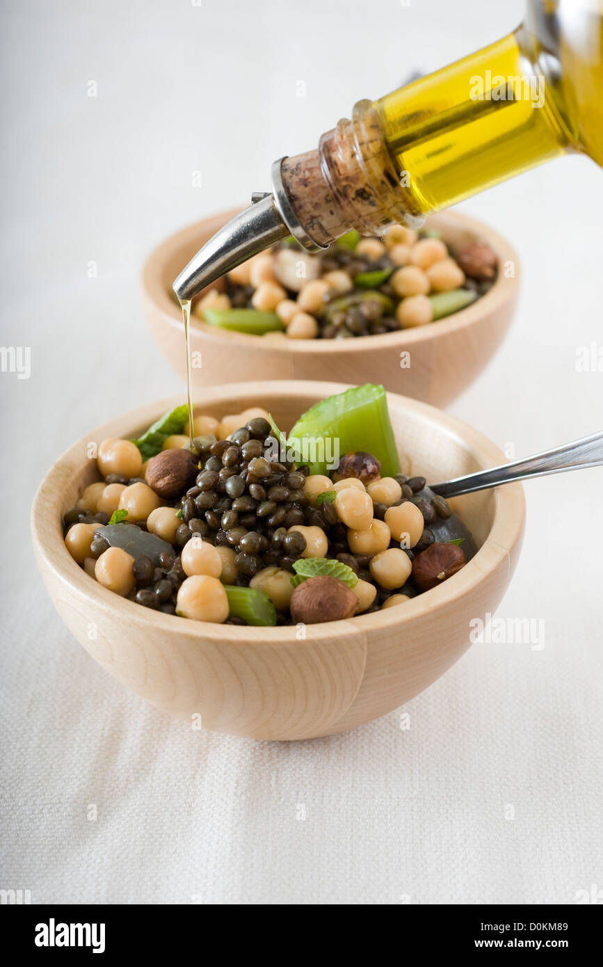 Kichererbsen und Linsen mit Haselnüssen Stockfoto