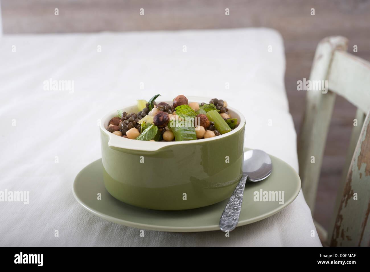 Kichererbsen und Linsen mit Haselnüssen Stockfoto