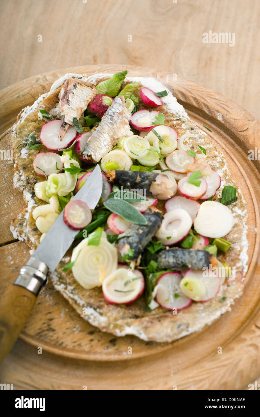 Grieß-Pizza mit Sardinen und Radieschen Stockfoto