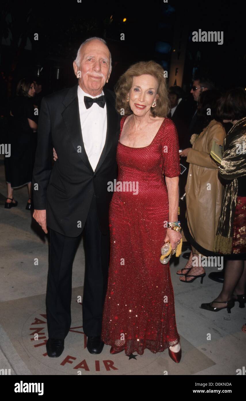 HELEN GURLEY BROWN mit Ehemann David Brown 2001.Vanity Fair Oscar Party im Morton's.k21415ar. (Kredit-Bild: © Andrea Renault/Globe Photos/ZUMAPRESS.com) Stockfoto