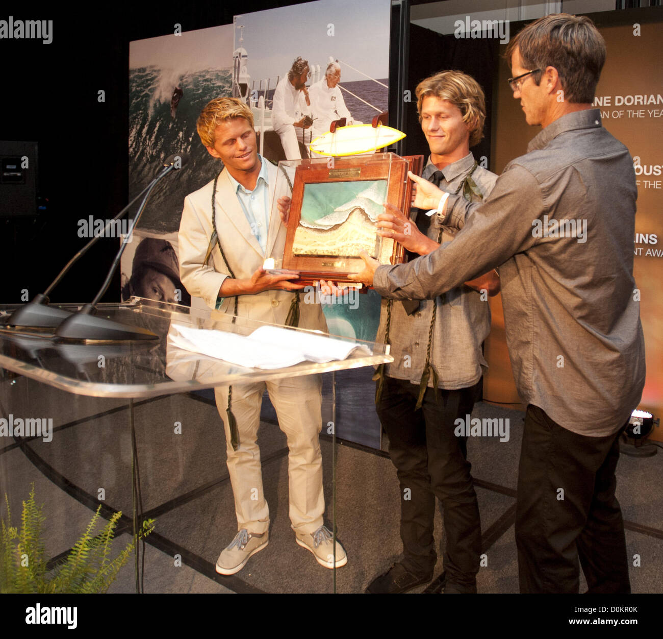 11. August 2012 - Dana Point, Kalifornien, USA - Surfline Gründer Sean Collins Söhne, TYLER COLLINS und AJ COLLINS, akzeptieren ihres Vaters Lifetime Achievement Award in seinem Auftrag von Profi-Surfer und big-Wave Rider, MIKE PARSONS, am Samstagabend.  Collins verstarb unerwartet im Dezember letzten Jahres. Die Surf Industrie Hersteller Association (SIMA) hielt seine 23. ordentlichen 2012 Waterman Ball am Samstagabend im The Ritz-Carlton in Dana Point, Shane Dorian als Waterman des Jahres, Jean-Michel Cousteau als Umweltschützer des Jahres zusammen mit dem Lifetime Achievement Award ehrt Stockfoto