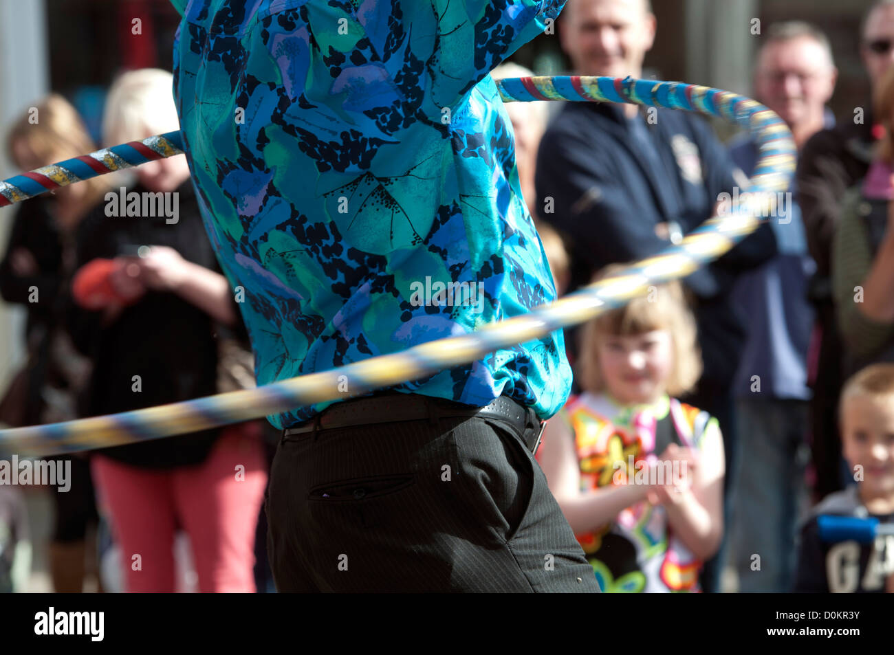 Mann tut Hula Hoop show Stockfoto