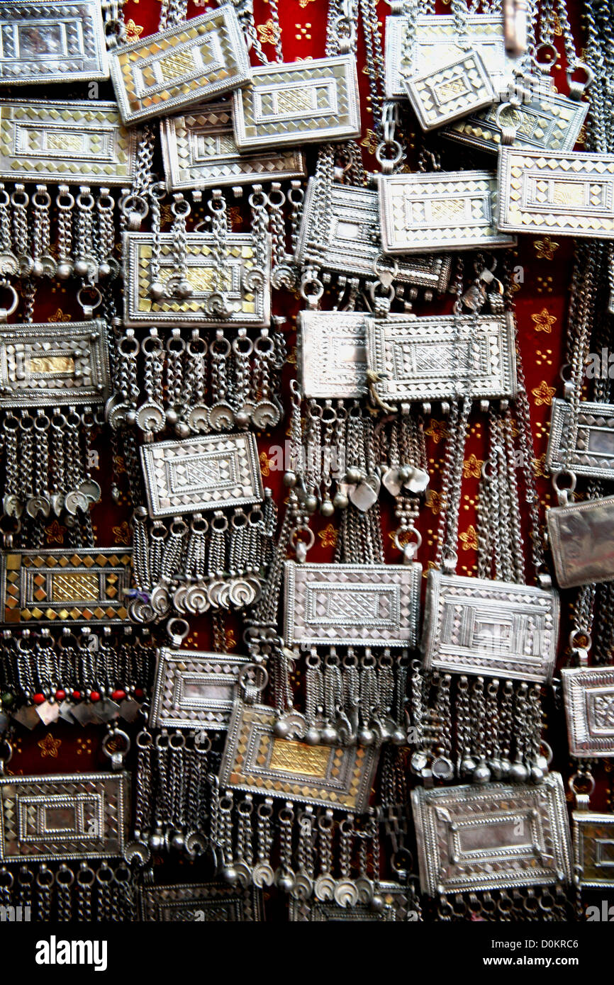 Traditionelle Silber Anhänger und Korangehäuse in Muttrah Souq, Oman Stockfoto