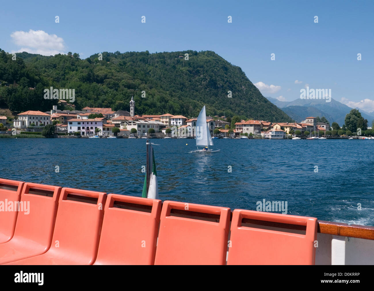 Fähre Sitze und Pella Dorf am Ortasee - Piemont, Italien Stockfoto