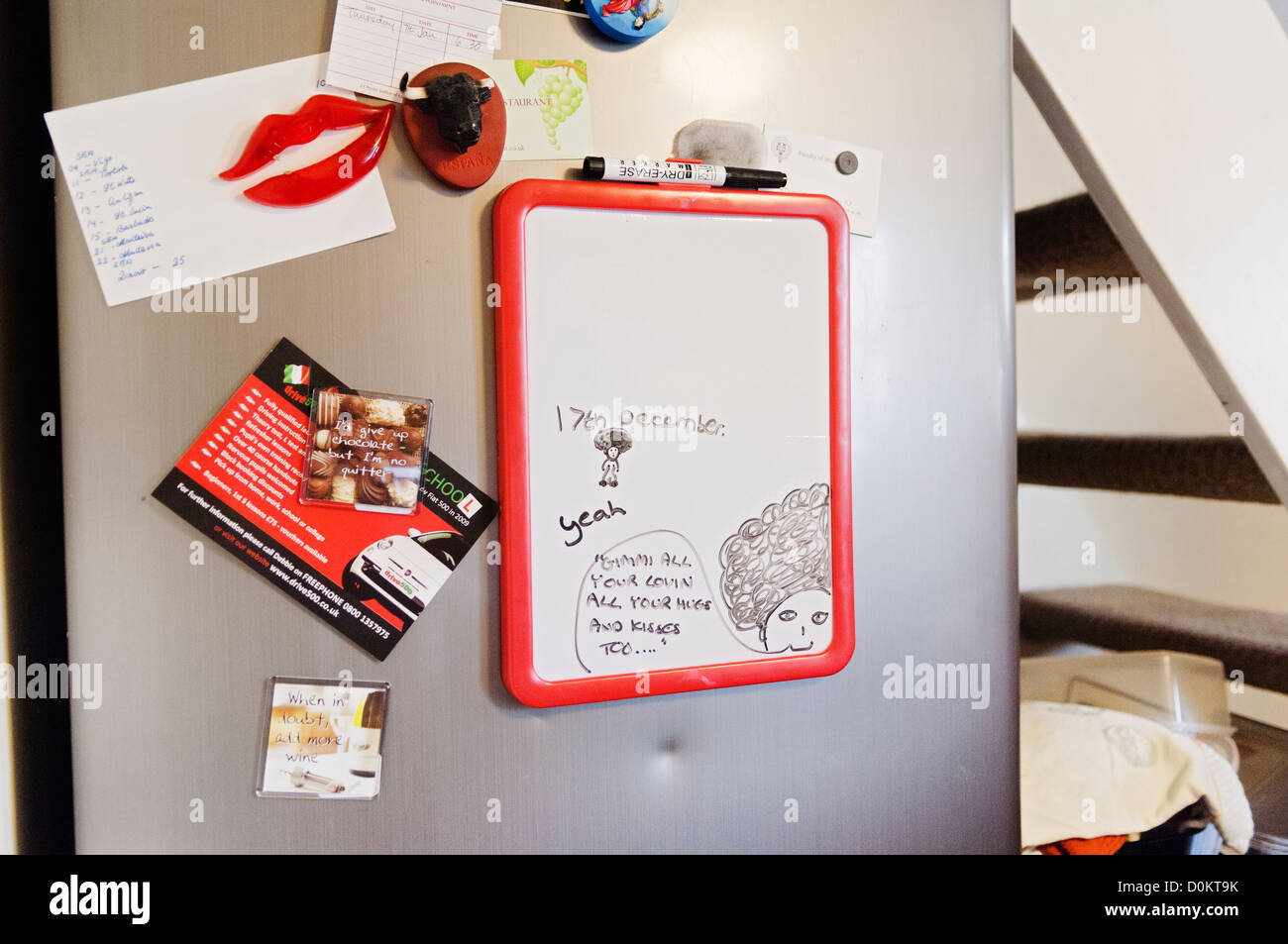 Eine Kühlschranktür mit Magneten und ein Diskussionsforum. Stockfoto