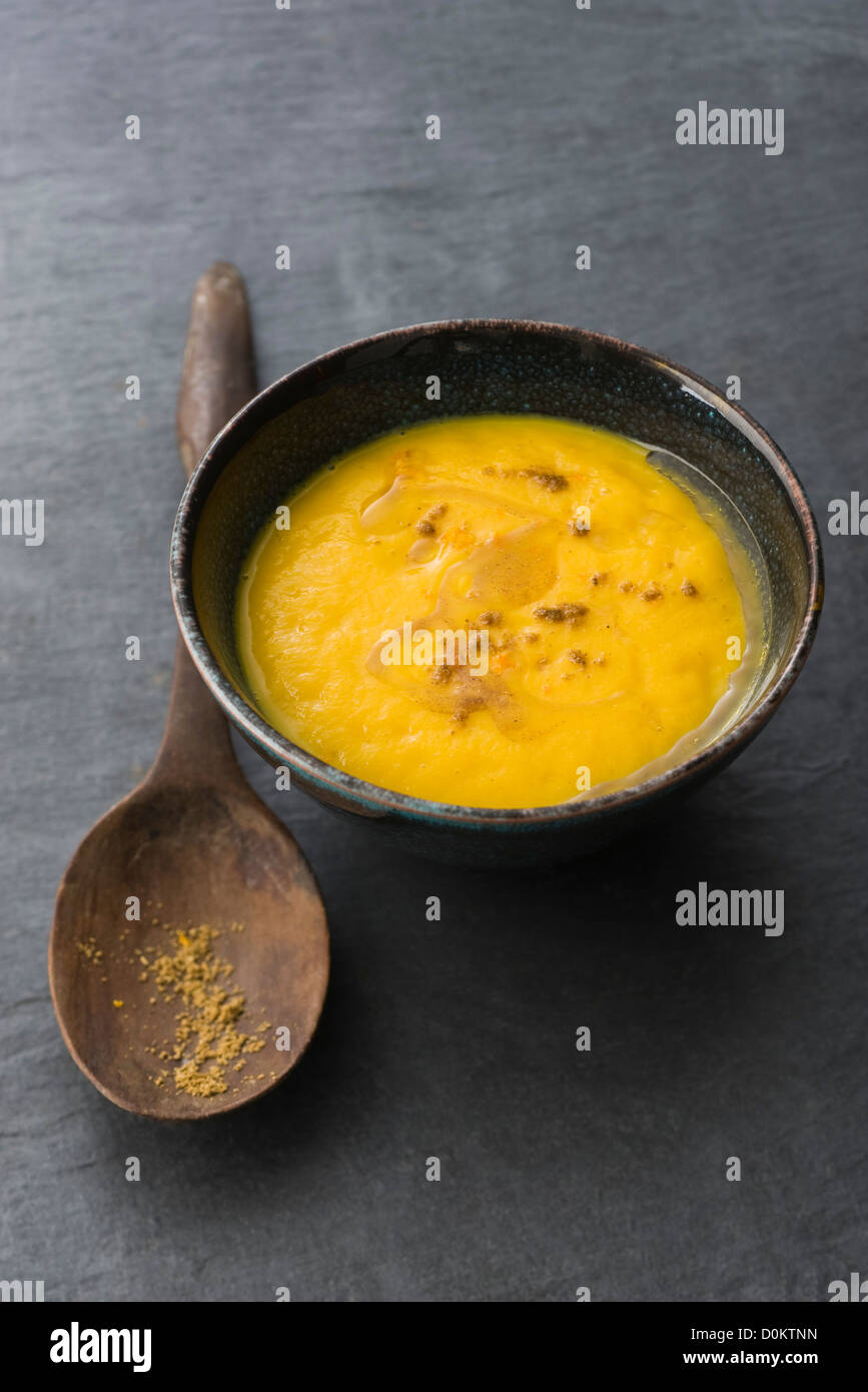 Kalte Karottensuppe mit Orangen Stockfoto