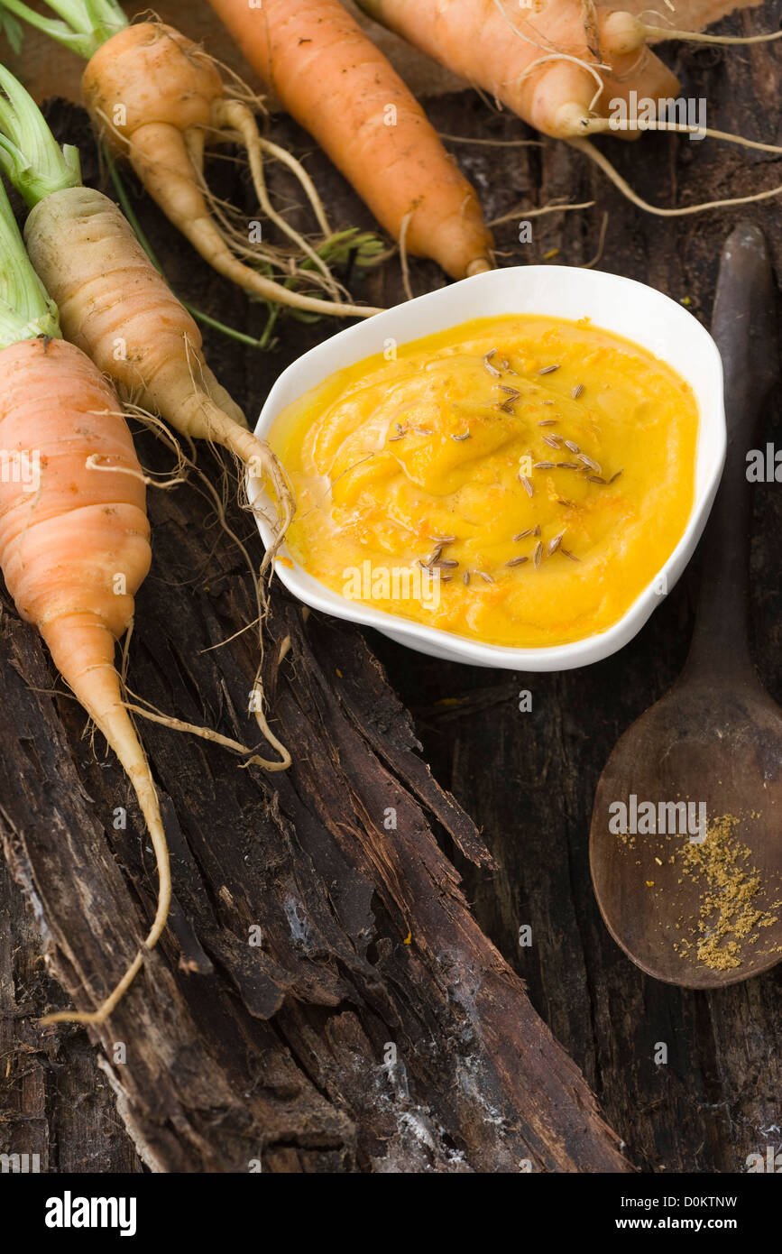 Kalte Karottensuppe mit Orangen Stockfoto