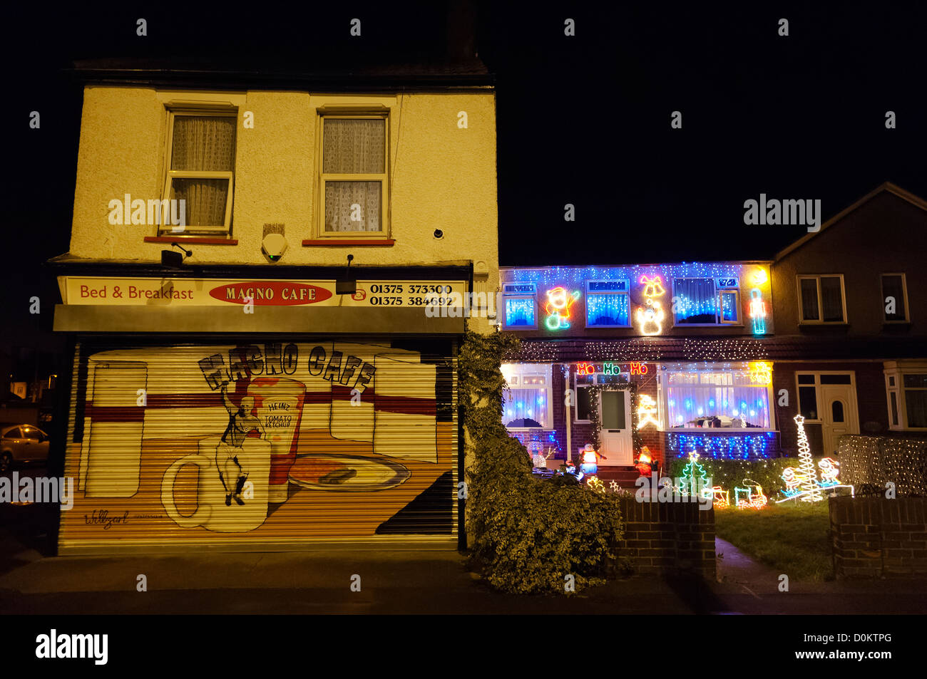 Über die obersten und klebrigen Weihnachtsdekorationen auf ein Wohnhaus neben einem Café in West Thurrock in Essex. Stockfoto