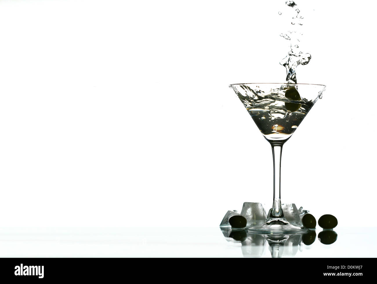 Martini Glas Splash Bar Hintergrund Stockfoto