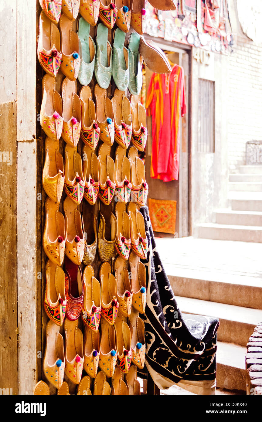 Marokkanische Hausschuhe außerhalb einen Stall in The Stables Market in Camden angezeigt. Stockfoto