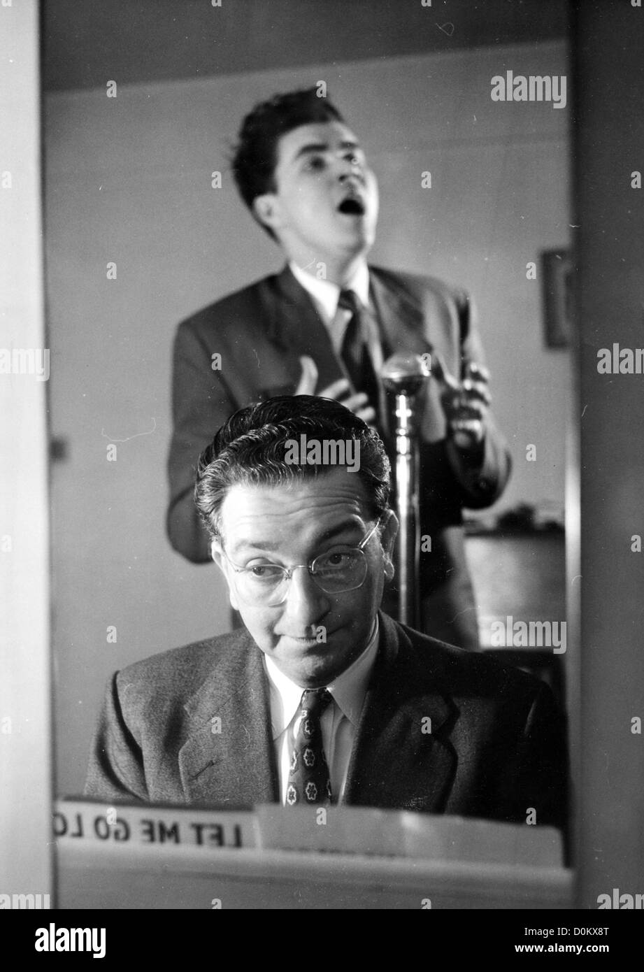 MAURICE BURMAN englischer Musiker an seiner Schule für moderne Pop-Gesang in der Baker Street über 1958 Stockfoto