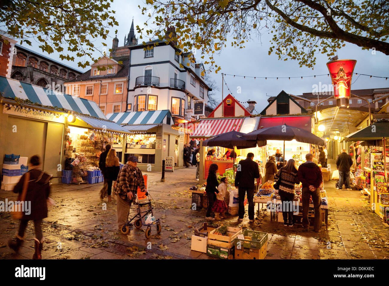 Norwich Market am frühen Herbstabend, am Marktplatz im Stadtzentrum, Norwich, Norfolk East Anglia UK. UK Market Quare. Stockfoto