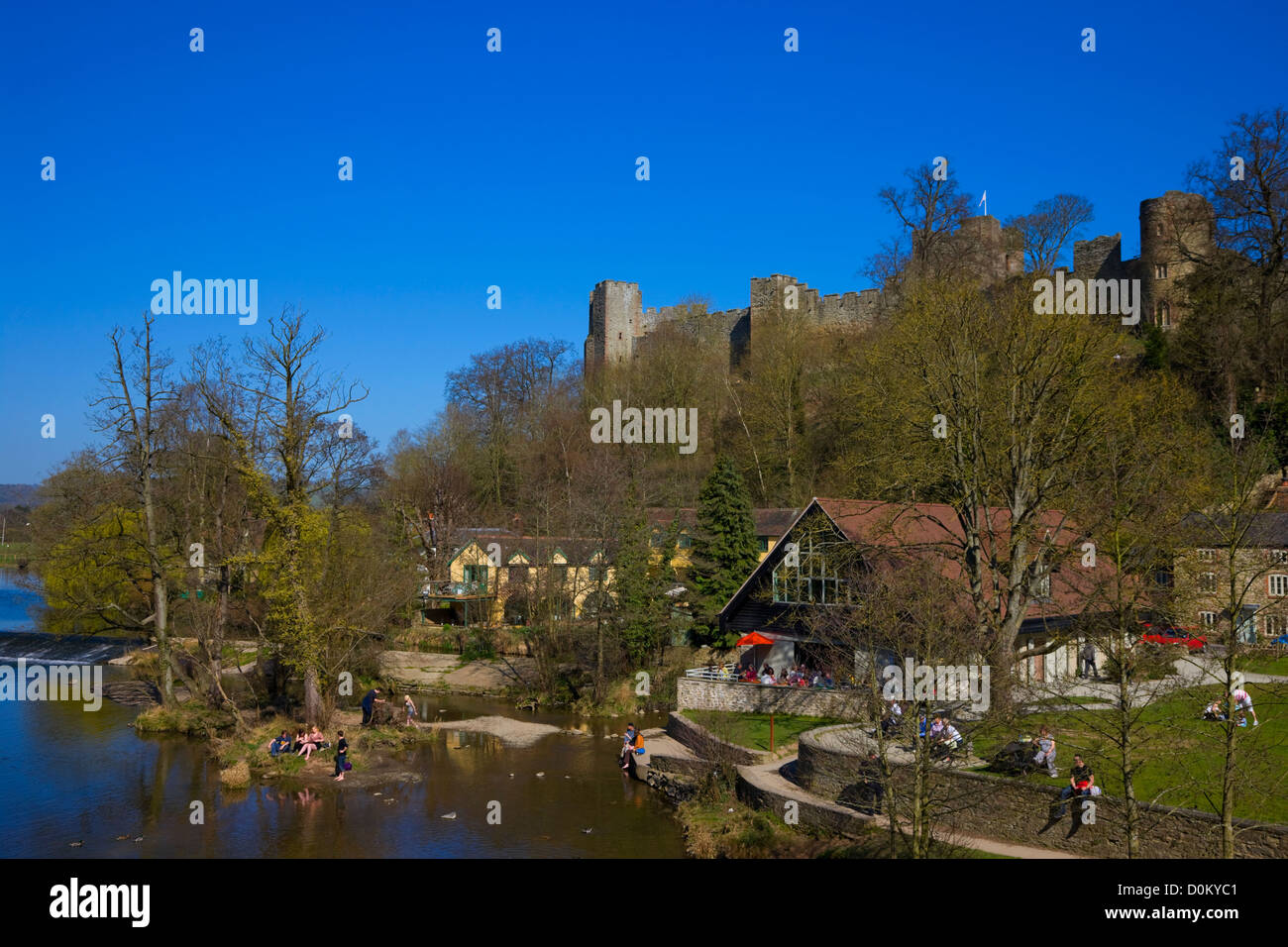 Ein Blick auf Ludlow Castle von River Teme. Stockfoto