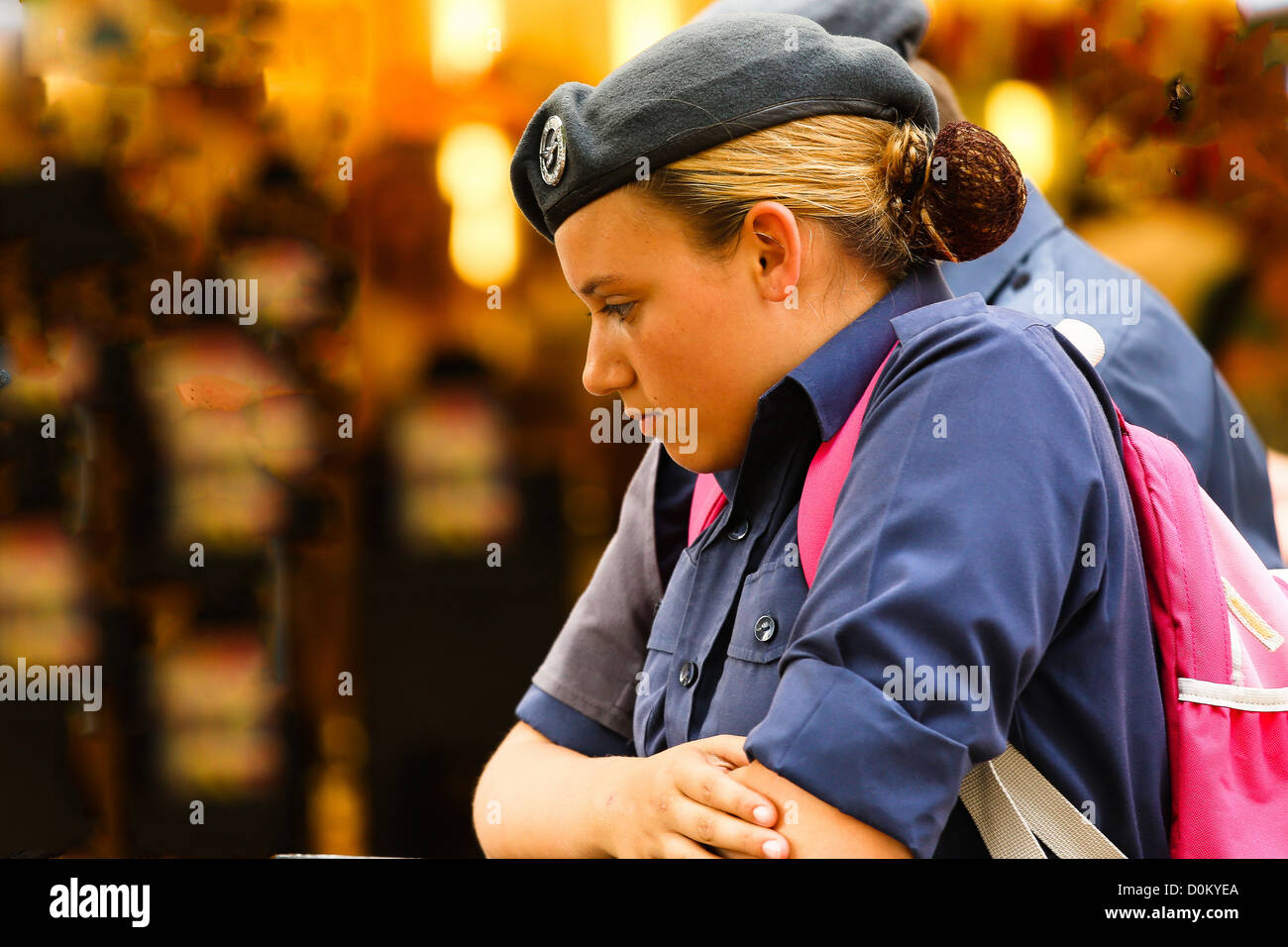 Armee Mädchen konzentriert Stockfoto